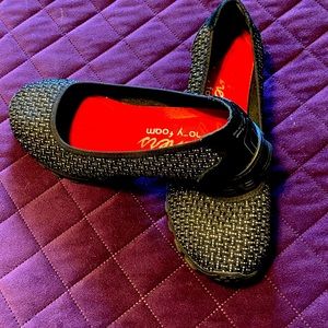 Sketchers slip ins, black with silver, Ladies size 9, cushion insole.